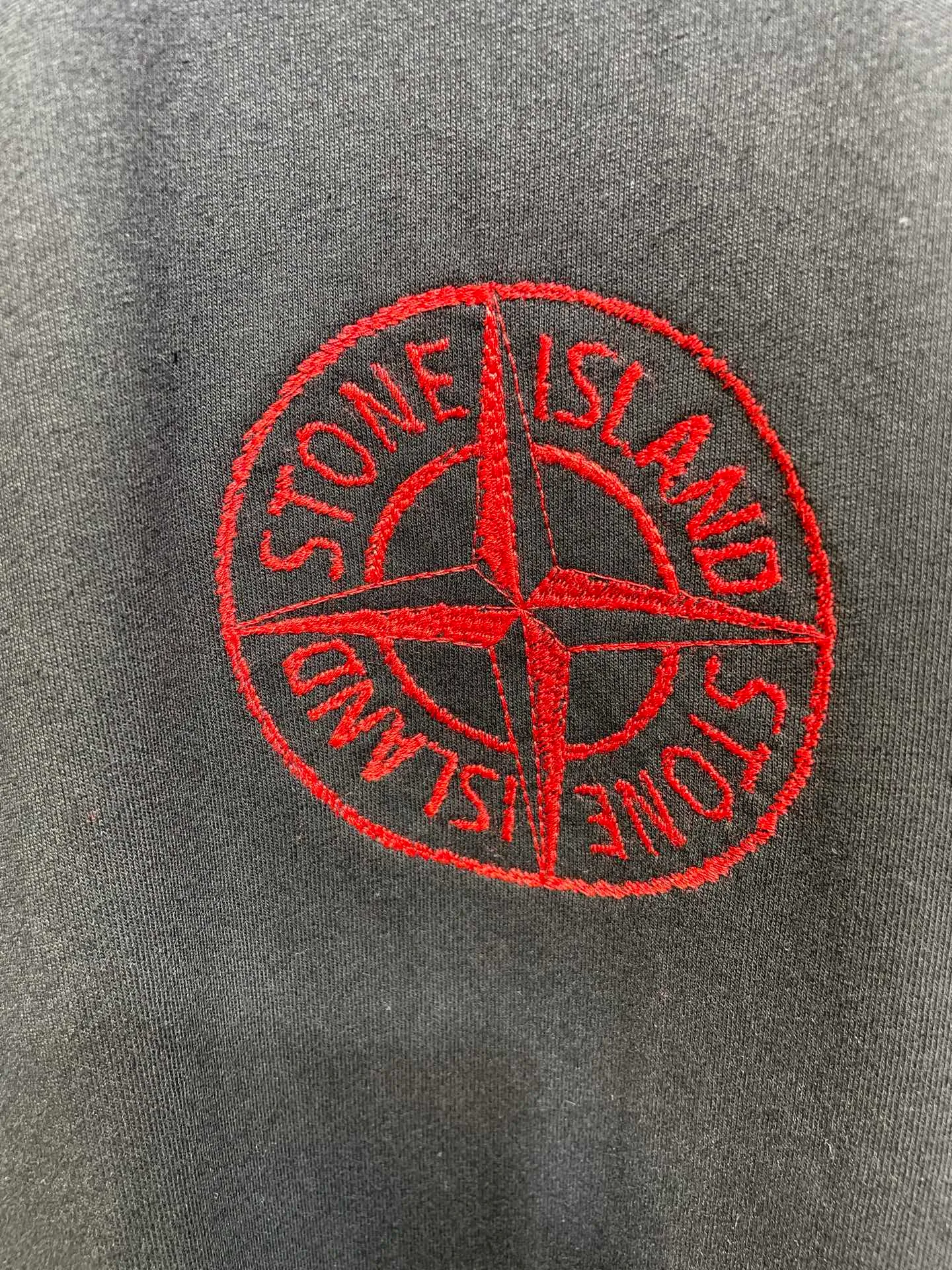 🅿️280 Stonelsland badge embroidered short sleeves. Customized elegant black silk cotton and linen plain fabric. Delicate and smooth, comfortable and skin-friendly. The iconic red Compass badge embroidery on the chest highlights the brand's imprint. Stitch art. The beauty of contrasting colors. The red stitches jump on the black base. The collision of fashion and creativity exudes irresistible charm. Process 1: Using imported machine embroidery technology, using advanced computer control systems and precision mechanical components to realize the red Compass badge embroidery operation. High precision, smooth and delicate lines. Process 2: Special machine for back-bottomed topstitch fine sewing. Special machine is used for topstitch sewing. The reverse side of the clothing is required to be carefully prepared before sewing. Ensure straight sewing lines, even stitches, smooth edges and beautiful appearance. Process 3: The fabrics are washed and have a better hand feel. Not easy to deform, not easy to shrink, not easy to fade, and maintain long-term beauty. Accessories: Customized 1:1 Stonelsland trademark. Version: Loose fit Size: S M L XL Style number: 25142-A20